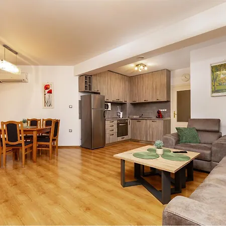 Glorious - 2-bedroom Near Youth Hill By Flat Mаnager Apartment *