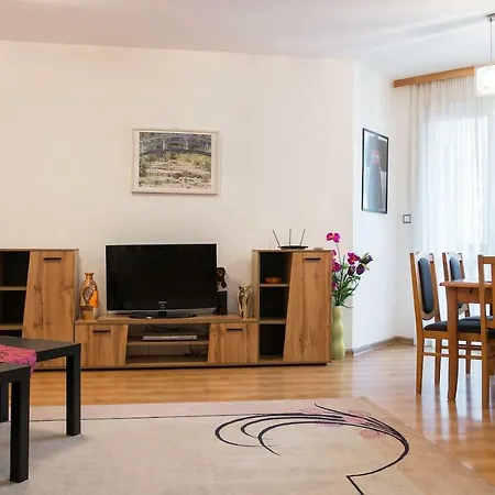 Apartment Glorious - 2-bedroom Near Youth Hill By Flat Mаnager *